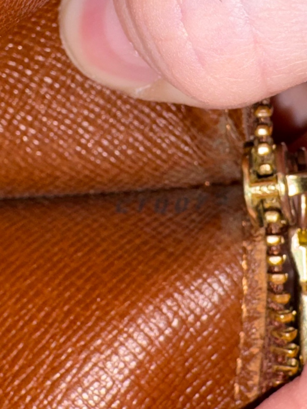 ✅AUTH✅Louis Vuitton Mono Sarah Wallet on a Chain - Picture 13 of 15